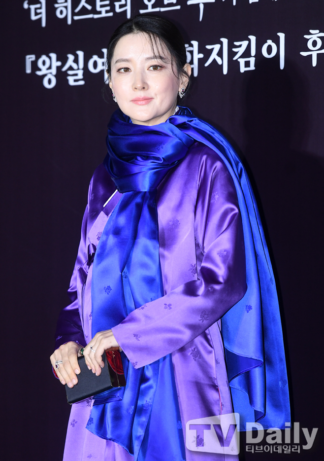 Actor Lee Yeong-ae attended the ceremony for the Royal Revolution Campaign The Royal Womens Cultural Revolution Protection Support Agreement held at the Changdeok Palace in Jongno-gu, Seoul on the afternoon of the 7th.Actor Lee Yeong-ae is attending and posing.[Lee Yeong-ae