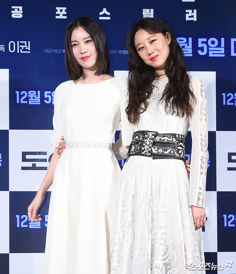 Actor Kim Ye-won and Gong Hyo-jin pose at the movie Door Rock production briefing session held at Megabox Dongdaemun branch in Jung-gu, Seoul on the morning of the 6th.