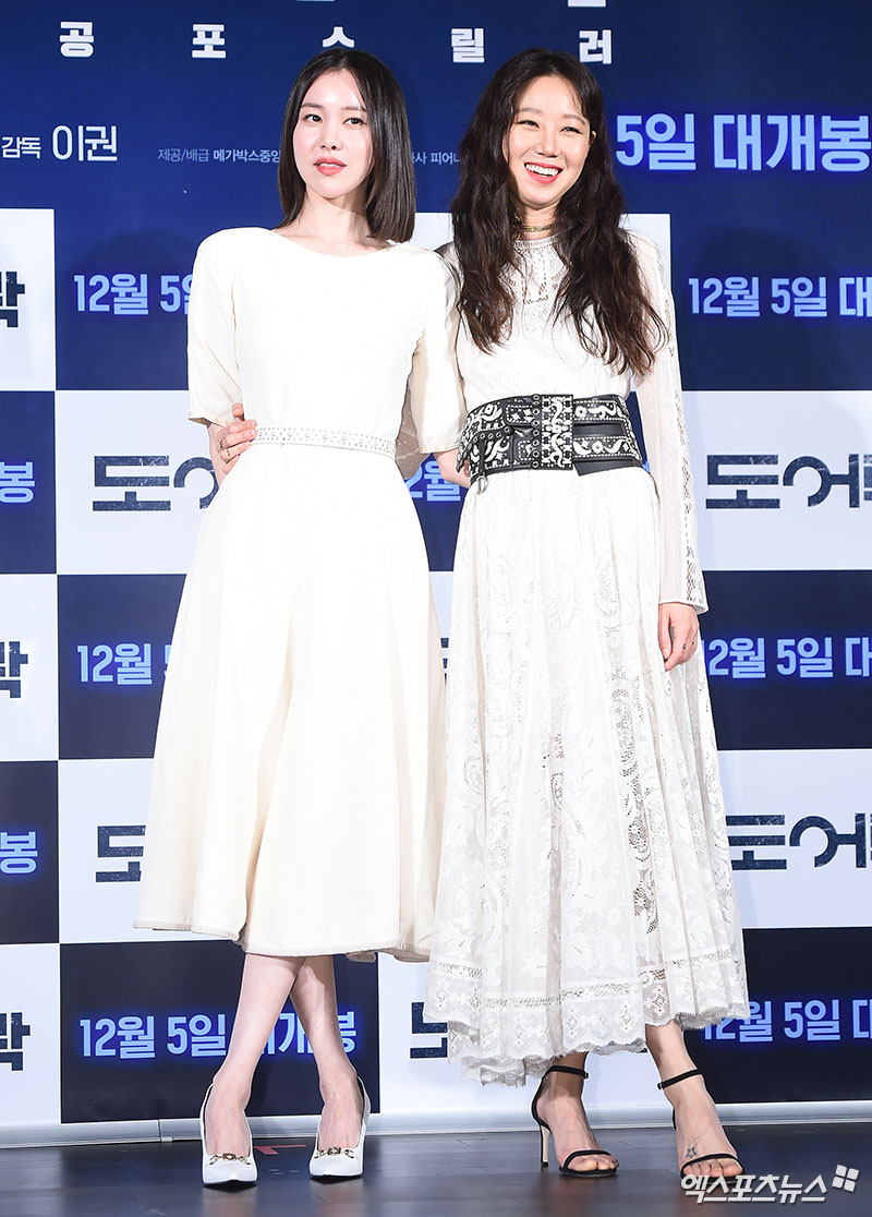 Actor Kim Ye-won and Gong Hyo-jin pose at the movie Door Rock production briefing session held at Megabox Dongdaemun branch in Jung-gu, Seoul on the morning of the 6th.White dress that looks like its wearing right.Gong Hyo-jin smile of love to Kim Ye-wonsecond breath since the incarnation of jealousy.Twice the prettier.You cant wait for your best friend, Chemie.