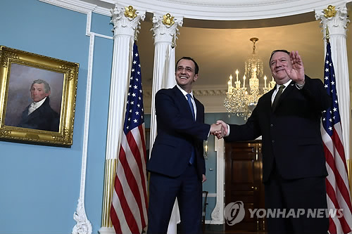 美北, 8일 뉴욕 고위급회담 전격 연기…"일정 재조정" (워싱턴DC AP=연합뉴스) 미국 국무부는 8일(현지시간) 뉴욕에서 열릴 예정이던 마이크 폼페이오 국무장관과 김영철 북한 노동당 부위원장과의 북미 고위급 회담이 연기됐다고 7일 밝혔다.       미 국무부는 "서로의 일정이 허락될 때 회담 일정이 다시 잡힐 것"이라고 말했다.  사진은 지난 6일 국무부에서 폼페이오(오른쪽) 국무장관이 방미 중인 키프로스의 니코스 크리스토둘리데스 외무장관을 맞아 악수하는 모습.       bulls@yna.co.kr  (끝)