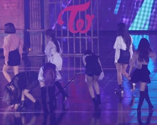 TWICE will be playing a new song Yes or YesShow it and the Eye-catching is turned off.In the southeast gymnasium of Incheon on the 6th, 2018 MGA (MBC Plus XThe Ginny Music Awards were held.On this day, TWICE first introduced a new stage. Especially, they showed the new stage.to the dance song of the fast beat and the youthful and active choreographyIt was shown without break.Right after the awards ceremony, one YouTube channelA direct cam video containing the stage was posted, and as soon as the stage was overThe members were seen struggling as they collapsed.I lose my bright smile even during the hard choreography until the endFans are continuing to cheer for TWICE.On the other hand, TWICE is working as a new album YES or YES.Photo YouTube capture