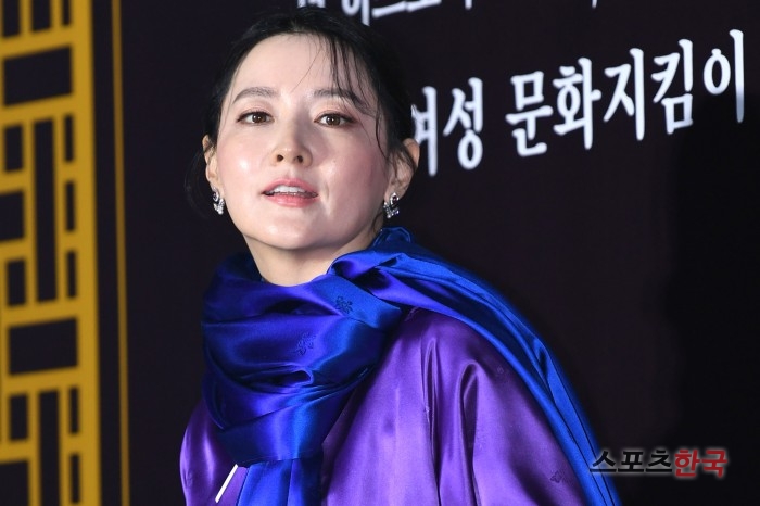 Actor Lee Yeong-ae is attending the 2018 Royal Womens Cultural Revolution Protection Contract campaign, which is a royal revolution re-establishment campaign with the Cultural Revolution Re-election and The History of Hoo at the Changdeok Palace in Jongno-gu, Seoul on the afternoon of the 7th.