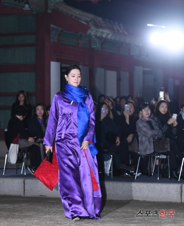 Actor Lee Yeong-ae is attending the 2018 Royal Womens Cultural Revolution Protection Contract campaign, which is a royal revolution re-establishment campaign with the Cultural Revolution Re-election and The History of Hoo at the Changdeok Palace in Jongno-gu, Seoul on the afternoon of the 7th.