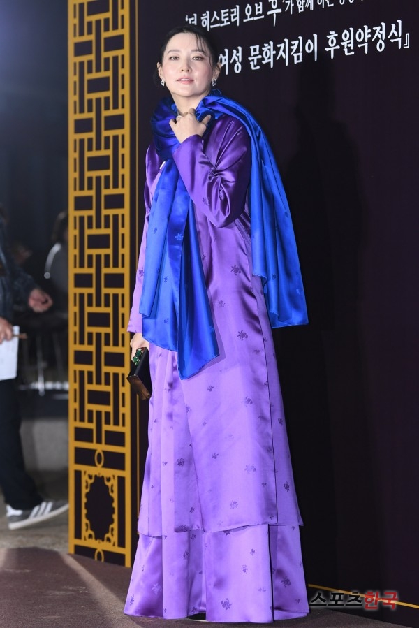 Actor Lee Yeong-ae is attending the 2018 Royal Womens Cultural Revolution Protection Contract campaign, which is a royal revolution re-establishment campaign with the Cultural Revolution Re-election and The History of Hoo at the Changdeok Palace in Jongno-gu, Seoul on the afternoon of the 7th.