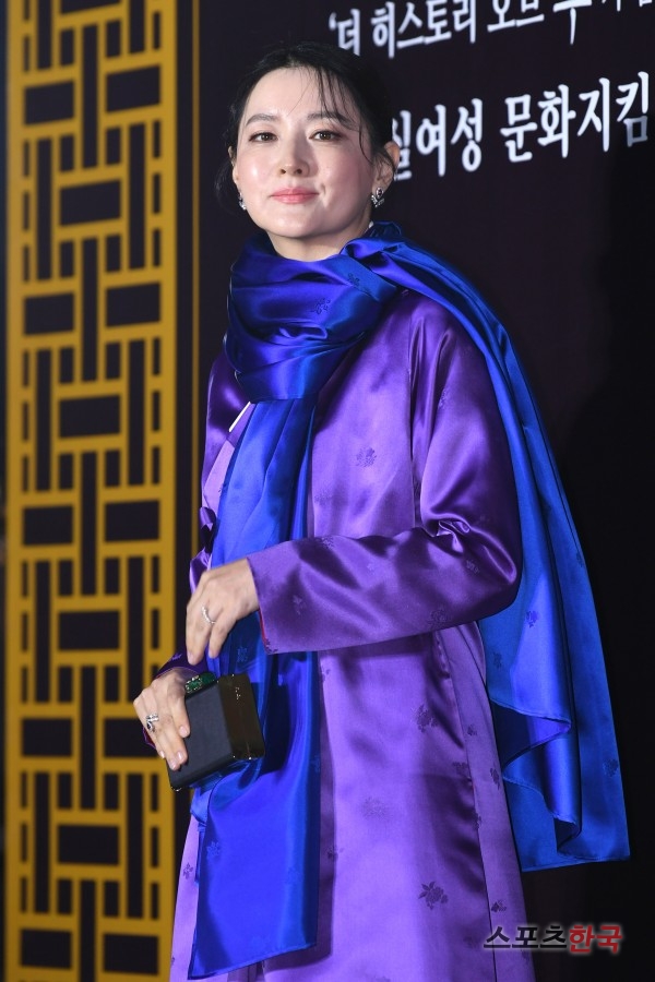 Actor Lee Yeong-ae is attending the 2018 Royal Womens Cultural Revolution Protection Contract campaign, which is a royal revolution re-establishment campaign with the Cultural Revolution Re-election and The History of Hoo at the Changdeok Palace in Jongno-gu, Seoul on the afternoon of the 7th.