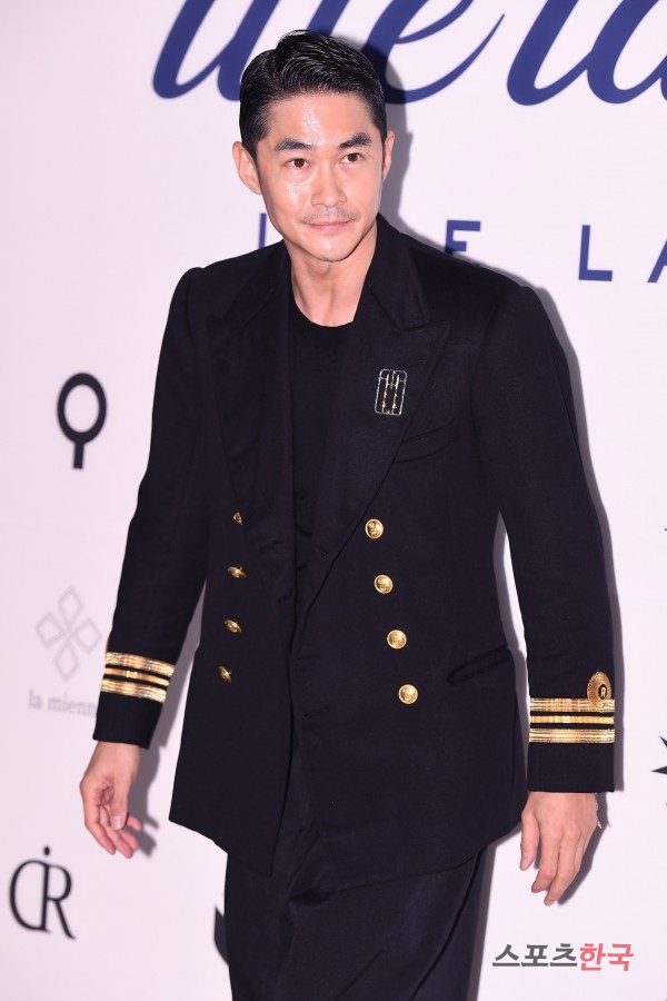 Bae Jeong-nam is attending the launching Event of ille lan (Illelande), a Jewelry editorial shop held at Illelande Butig in Cheongdam-dong, Gangnam-gu, Seoul on the 7th.At the ceremony, Jung Ryeo-won Hyomin Bae Jung Nam Hong Jong-hyun and Model Irene attended the ceremony.