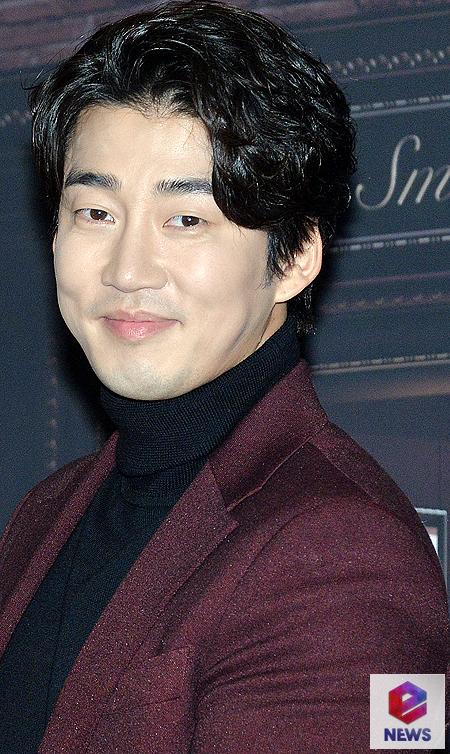 Actor Yoon Kye-sang attends a mainstream brand event held at Banyan Tree Club & Spa Seoul, Jangchung-dong, Seoul, on the morning of the 8th.