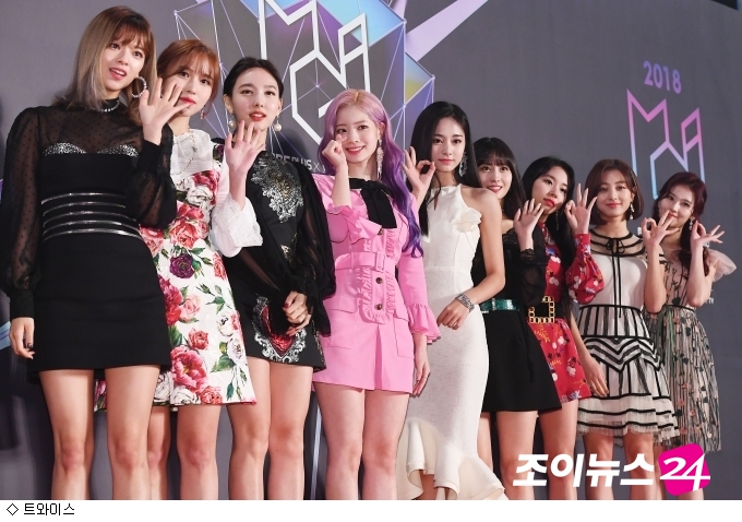 TWICEs new song YES or YES has been popular since it has been on the top of the music charts for the fourth day of its release.The title song of the 6th mini album YES or YES released by TWICE at 6 pm on May 5 is the first place on the real-time music charts of six domestic music sites including Naver, Genie, OLE, Bugs and Soribada including Melon at 9 am on the 4th day of release.is recording.In addition, the YES or YES music video, which was released along with the sound source, exceeded 20 million views in about 6 hours, 10 hours and 27 minutes, and it was the shortest record in the K-pop girl group.The MV is going to reach 50 million views with a steep rise, exceeding 40.8 million views at 9:30 am on the 8th.The new song YES or YES is a song with a cute confession that you only have to answer because the answer is YES.The exciting and youthful rhythm combines dynamic sound to create addictiveness.The new album YES or YES reached the top of the iTunes album charts in 17 overseas regions including Japan, Hong Kong, Taiwan and Singapore on the morning of the 6th.In Japan, all seven new songs on the new album YES or YES are all available on the top 100 charts of local line music.From 7th to 7th, he showed off Power, which is chart line.TWICE will start music broadcasting activities starting with Mnet M Countdown on the 8th, followed by M Countdown on KBS2 Music Bank on the 9th and MBC show on the 10th.Music center and SBS popular song on the 11th.YES or YES MV hits 40 million YouTube views