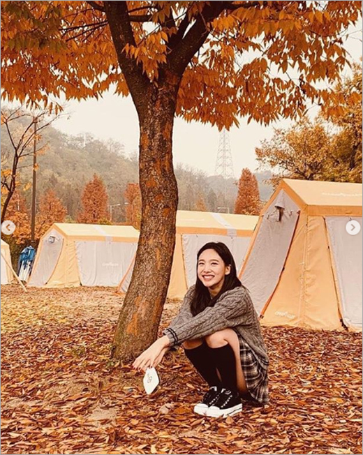 Girl group TWICE Nayeon showed various expressions in the background of autumn leaves.On the 8th, TWICE official Instagram posted several photos of Nayeon along with Chuoyo Dandy article.Nayeon in the photo showed a smile on the fallen leaves or a humorous expression.On the other hand, TWICE is working as a new album YES or YES.