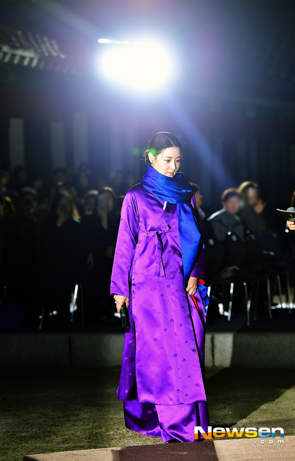 Actor Lee Yeong-ae attended the royal Cultural Revolution campaign The Royal Womens Cultural revolution Preservation Sponsorship Ceremony held at the Changdeok Palace in Jongno-gu, Seoul on the afternoon of November 7th.Lee Yeong-ae is attending and showing off her beauty and beauty.