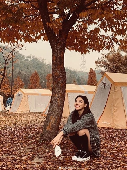 Group TWICE member Nayeon showed off her fall goddess-like beauty.Nayeon posted a picture of the recent situation on the official SNS of TWICE on the morning of November 8 with the article I am cold and wear Dandy.The photo was taken by Nayeon in a place full of Japanese maples and fallen leaves.Nayeon brings together Eye-catching as she shows off her perfect glamour despite wearing sneakers.TWICE, which Nayeon belongs to, made a comeback on the 5th with her mini-sixth album, YES or YES (Yes All Yes).At the same time as the comeback, the first place of the total of 7 music charts including the largest music source site in Korea, MuskelonIt is gaining popularity by sweeping.hwang hye-jin