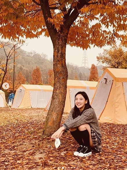 Group TWICE member Nayeon showed off her fall goddess-like beauty.Nayeon posted a picture of the recent situation on the official SNS of TWICE on the morning of November 8 with the article I am cold and wear Dandy.The photo was taken by Nayeon in a place full of Japanese maples and fallen leaves.Nayeon brings together Eye-catching as she shows off her perfect glamour despite wearing sneakers.TWICE, which Nayeon belongs to, made a comeback on the 5th with her mini-sixth album, YES or YES (Yes All Yes).At the same time as the comeback, the first place of the total of 7 music charts including the largest music source site in Korea, MuskelonIt is gaining popularity by sweeping.hwang hye-jin