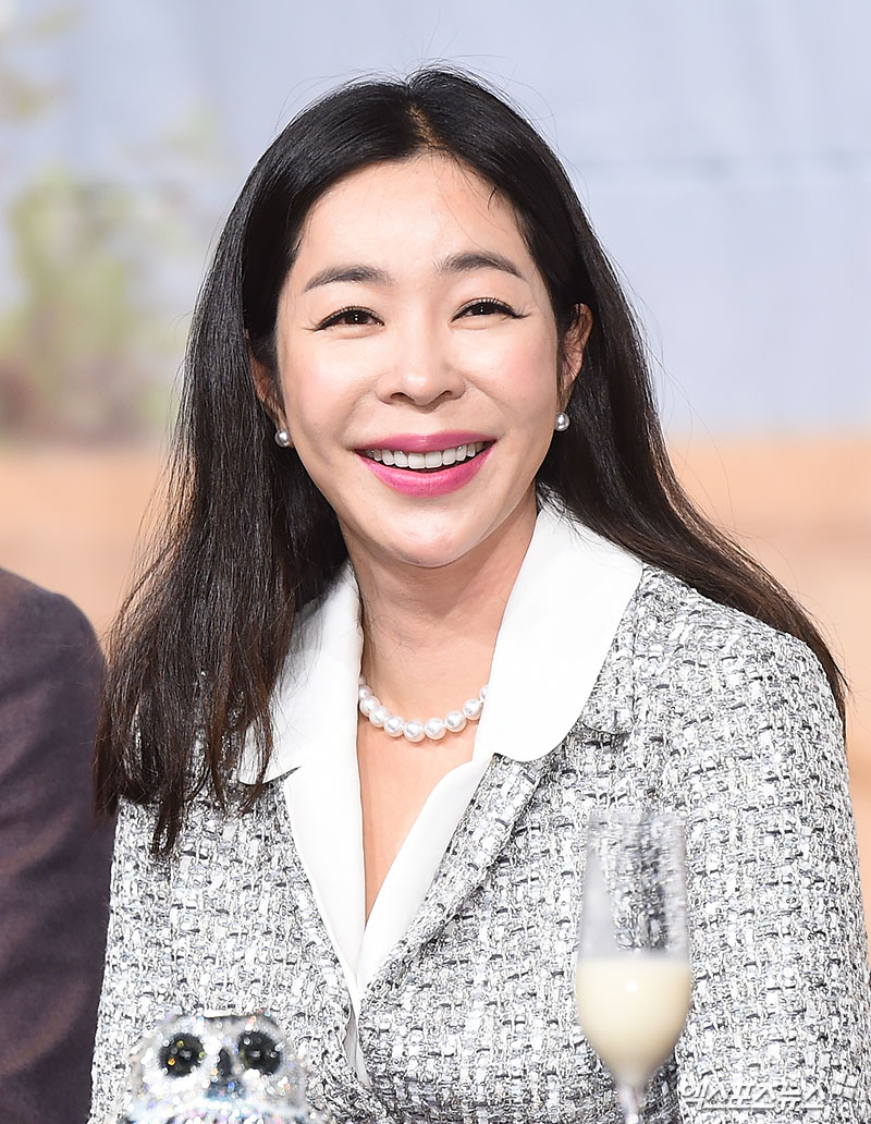 Actor Lee Hye-Yeong, who attended the presentation of Channel A new entertainment program Makgeolli on the Roof at Amoris Hall in Time Square, Yeongdeungpo-gu, Seoul on the afternoon of the 7th, is listening to the questions of the reporters.