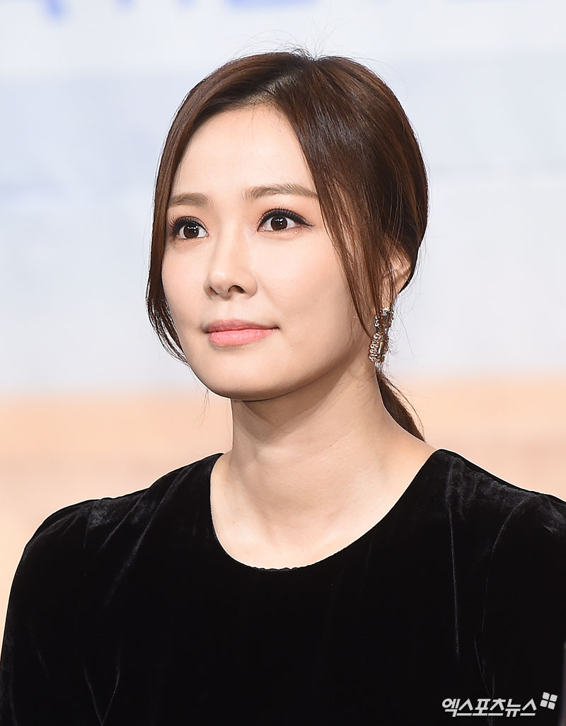 Actor Son Tae-young, who attended the presentation of Channel A new entertainment program Makgeolli on the Roof at Amoris Hall in Time Square, Yeongdeungpo-gu, Seoul on the afternoon of the 7th, is listening to the questions of the reporters.