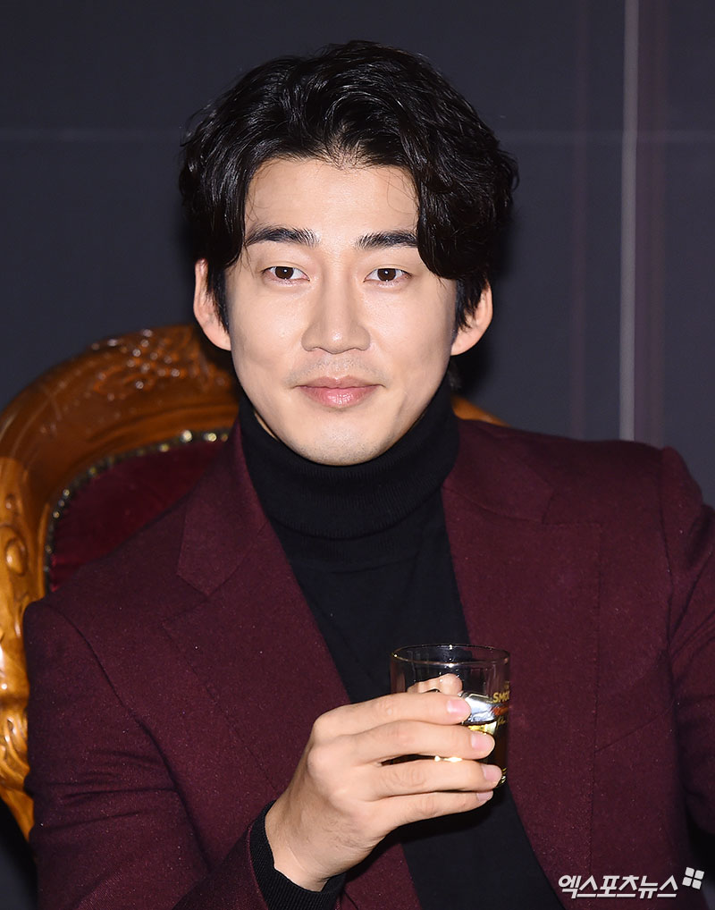 Actor Yoon Kye-sang poses at a whiskey brand pop-up store opening event held at Banyan Tree Club and Spa Hotel in Jangchung-dong, Seoul on the 8th.