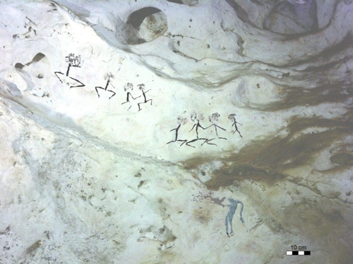 보르네오섬에서 발견된 사람을 묘사한 동굴벽화 인도네시아 보르네오섬 동부 칼리만탄의 동굴에서 발견된 사람을 묘사한 그림. 제작 시기는 최소 1만3천600년 이상 전으로 추정된다. [Nature·Pindi Setiawan 제공=연합뉴스]