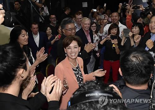 영 김, 美연방하원의원 당선 확정적…20년 만의 한인 출신   (로스앤젤레스 AP=연합뉴스) 미 서부시간 7일 오전 10시 현재 미 연방 하원의원 선거 캘리포니아주(州) 39선거구에서 100%(추정치) 개표가 완료된 결과 한국계 영 김 후보가 7만6천956표를 얻어 51.3%의 득표율을 기록, 민주당 길 시스네로스 후보(48.7%, 7만3천77표 득표)에 2.6%포인트 차이로 앞서며 당선이 확정적이다.      영 김 후보의 당선이 확정되면 1998년 김창준(제이 김) 전 연방하원의원 퇴임 이후 20년 만에 한인 출신 연방 하원의원이 탄생한다. 사진은 이날 오전 영 김 후보(왼쪽)가 LA의 로랜 하이츠에서 지지자들에게 둘러싸여 환호를 받는 모습.       bulls@yna.co.kr