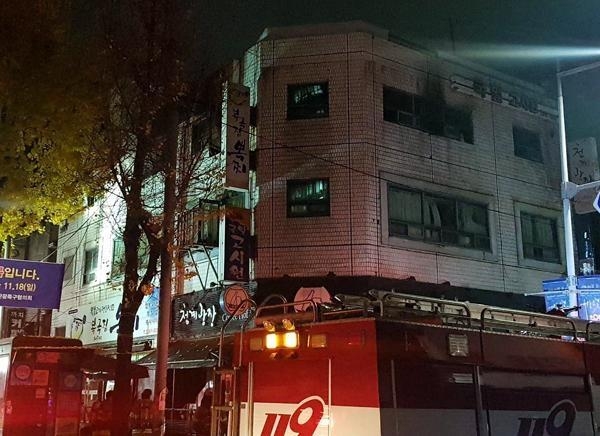 9일 새벽 소방대원들이 서울 종로구 관수동 국일고시원에서 발생한 화재를 진압하고 있다./ 김우영 기자
