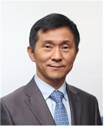 문재인 대통령이 9일 청와대 사회수석에 대통령 직속 정책기획위원회의 포용사회분과위원장 겸 미래정책연구단장인 김연명 중앙대학교 교수를 임명했다. 청와대 제공