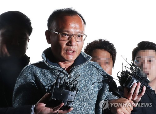 압송된 양진호 "잘못 인정합니다..사과드립니다" (수원=연합뉴스) 홍기원 기자 = 폭행과 강요, 마약류 관리에 관한 법률 위반 등의 혐의로 체포된 양진호 한국미래기술 회장이 지난 7일 오후 경기도 수원시 경기남부지방경찰청으로 압송되고 있다.     xanadu@yna.co.kr  (끝)