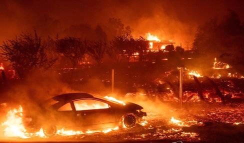 대형산불이 발생한 미국 캘리포니아주 북부 뷰트카운티의 파라다이스 지역에서 9일(현지시간) 차량과 주택들이 화염에 휩싸여 있다. [AFP=연합뉴스]