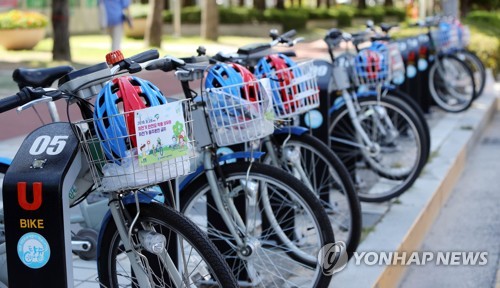 안전모 설치된 대전시 공공자전거. 대전시는 지난 9월 시청 앞 자전거 보관소에 안전모 10개를 설치했다. [연합뉴스 자료사진]