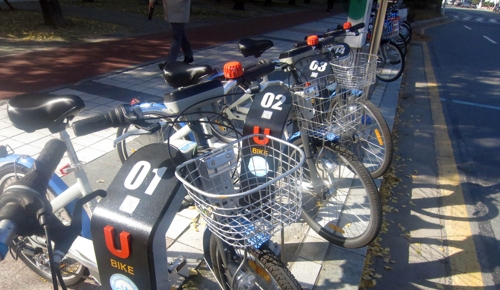 (대전=연합뉴스) 양영석 기기자 = 지난 1일 대전시청 앞 공용자전거 보관소에 세워진 자전거 바구니에 안전모가 대부분 사라졌다.