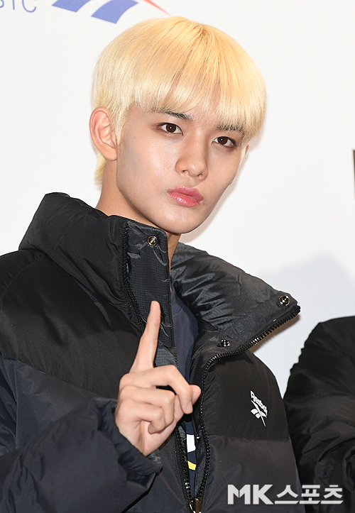 Wanna One Bae Jin Young Carisma Number One Wanna One fan meeting was held at Sejong University Ocean Hall in Gwangjin-gu, Seoul on the afternoon of the 11th.Wanna One Bae Jin Young has photo time.