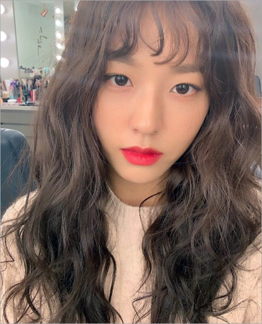 Group AOA Seolhyun has revealed its current status.Seolhyun posted a photo on his Instagram account on Wednesday with the words Cell...Cars...In the photo, Seolhyun took a picture of Cellf Carsmera in a pure appearance on wave hair.Meanwhile, Seolhyun appeared in the movie Anshi Sung recently as an actor, and also showed his fans a refreshing charm with a bright and healthy image in Lets eat it.