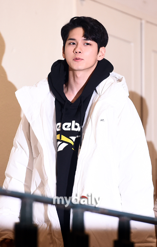 The group Wanna One Ong Seong-wu is appearing at a Sports clothing brand photo event held at Sejong University Ocean Hall in Seoul on the afternoon of the 11th.The group Wanna One is preparing for a comeback with 111 = 1, which will be the first regular album and the last Wanna One activity on November 19th.