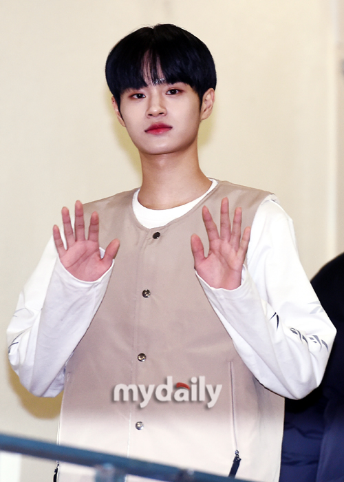 Group Wanna One Lee Dae-hwi is appearing at a Sports clothing brand photo event held at Sejong University Ocean Hall in Seoul on the afternoon of the 11th.The group Wanna One is preparing for a comeback with 111 = 1, which will be the first regular album and the last Wanna One activity on November 19th.