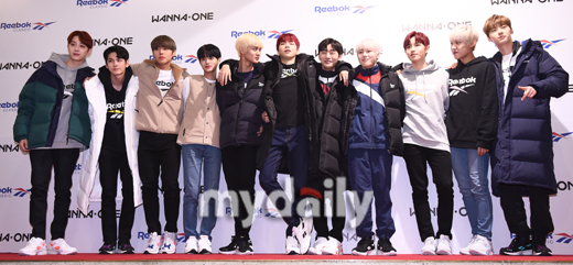 Group Wanna One is appearing at a Sports Clothing brand photo event held at Seoul Sejong University Ocean Hall on the afternoon of the 11th.The group Wanna One is preparing for a comeback with 111 = 1, which will be the first regular album and the last Wanna One activity on November 19th.