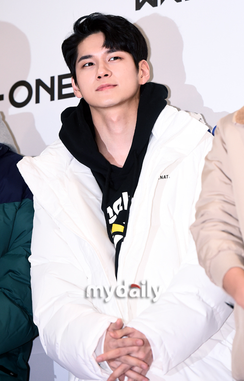 Ong Seong-wu self-luminescence Group Wanna One Ong Seong-wu poses at a Sports clothing brand photo event held at Sejong University Ocean Hall in Seoul on the afternoon of the 11th.The group Wanna One is preparing for a comeback with 111 = 1, which will be the first regular album and the last Wanna One activity on November 19th.