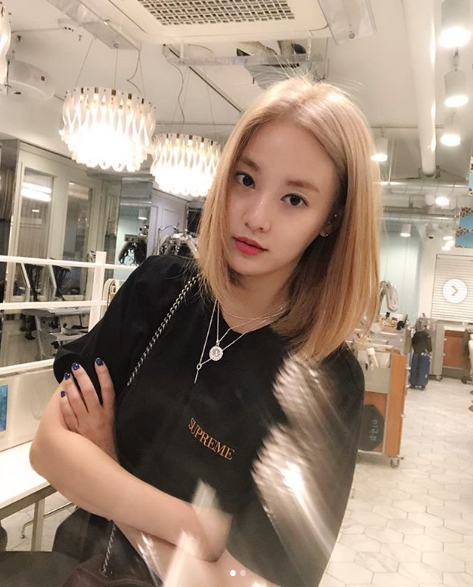 Lee Joo-yeon turns blondeActor Lee Joo-yeon posted a photo on his Instagram on November 11 with an article entitled Transformation.The photo shows Lee Joo-yeon, who is blonde and has a hair coloring; the beauty of Bobby Dolls cheek catches the eye.