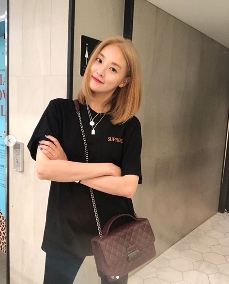 Lee Joo-yeon turns blondeActor Lee Joo-yeon posted a photo on his Instagram on November 11 with an article entitled Transformation.The photo shows Lee Joo-yeon, who is blonde and has a hair coloring; the beauty of Bobby Dolls cheek catches the eye.
