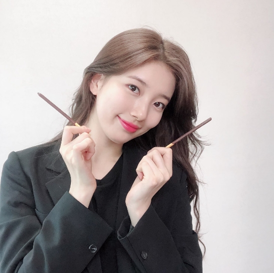 Bae Suzy reveals Selfie taken with PeperoSinger and actor Bae Suzy posted a picture on his Twitter on November 11 with an article entitled Suwiti One, Bae Suzy One.The photo shows Bae Suzy smiling brightly with Pepero, whose lovely beauty catches the eye.kim myeong-mi