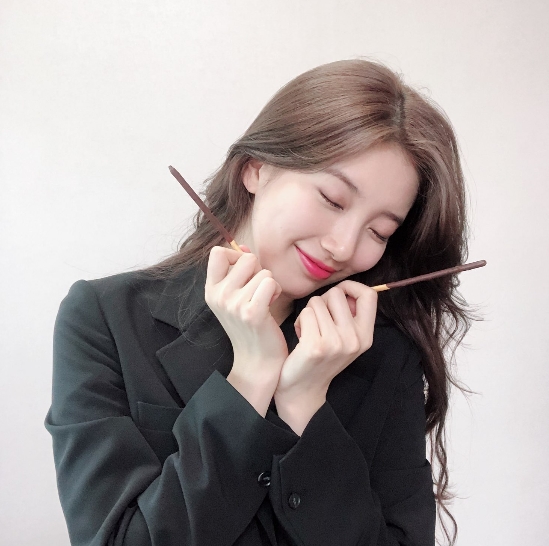 Bae Suzy reveals Selfie taken with PeperoSinger and actor Bae Suzy posted a picture on his Twitter on November 11 with an article entitled Suwiti One, Bae Suzy One.The photo shows Bae Suzy smiling brightly with Pepero, whose lovely beauty catches the eye.kim myeong-mi