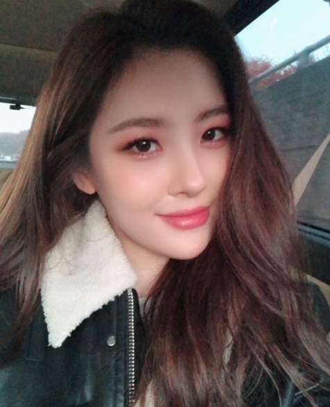 Sunmis luscious selfie has been unveiled.Singer Sunmi posted a picture on her Instagram on November 11th.The photo shows Sunmi looking at Camera in the car, with a sharp V-line jaw line capturing Sight.kim myeong-mi