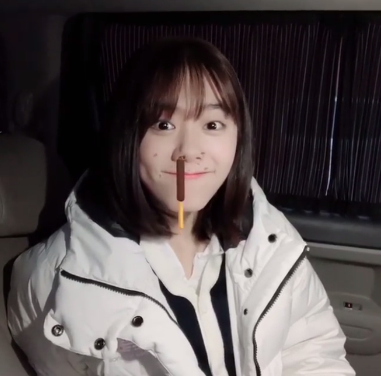 Kim So-hye, an actor from the group Io Ai, presented a comic food for Pepero.Kim So-hye posted a video on November 11 with an article entitled Pepero like on his instagram.Inside the video was Kim So-hye, who seemed to eat Pepero through his nostrils through a mobile phone application.Kim So-hye has a comical look and is drinking Pepero with her nostrils; Kim So-hyes colorful look gives the viewer a laugh.delay stock
