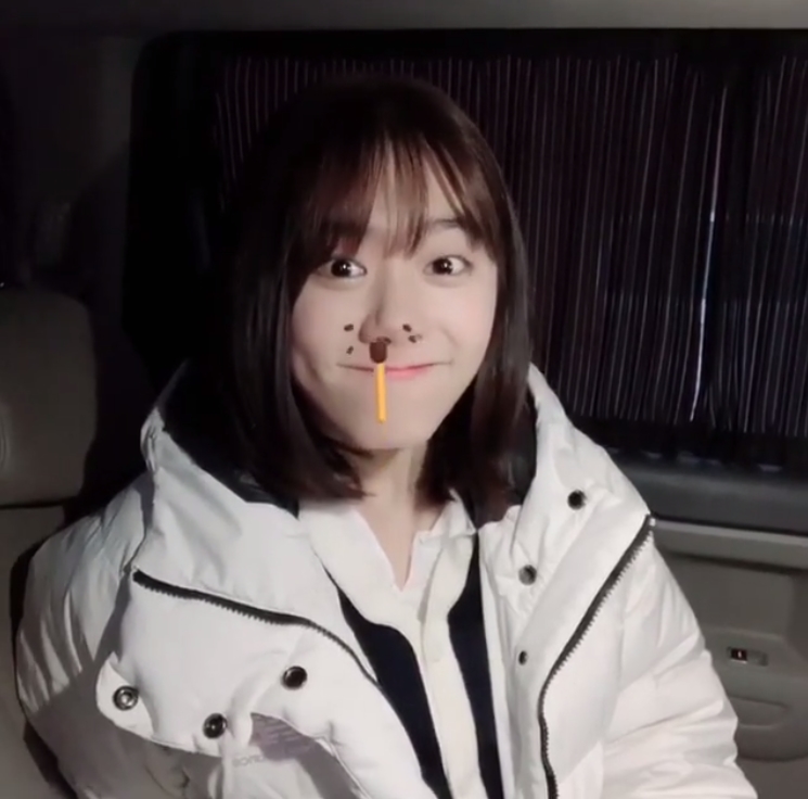 Kim So-hye, an actor from the group Io Ai, presented a comic food for Pepero.Kim So-hye posted a video on November 11 with an article entitled Pepero like on his instagram.Inside the video was Kim So-hye, who seemed to eat Pepero through his nostrils through a mobile phone application.Kim So-hye has a comical look and is drinking Pepero with her nostrils; Kim So-hyes colorful look gives the viewer a laugh.delay stock