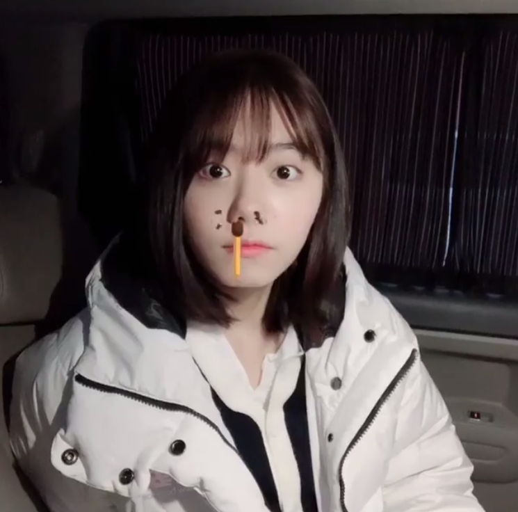 Kim So-hye, an actor from the group Io Ai, presented a comic food for Pepero.Kim So-hye posted a video on November 11 with an article entitled Pepero like on his instagram.Inside the video was Kim So-hye, who seemed to eat Pepero through his nostrils through a mobile phone application.Kim So-hye has a comical look and is drinking Pepero with her nostrils; Kim So-hyes colorful look gives the viewer a laugh.delay stock
