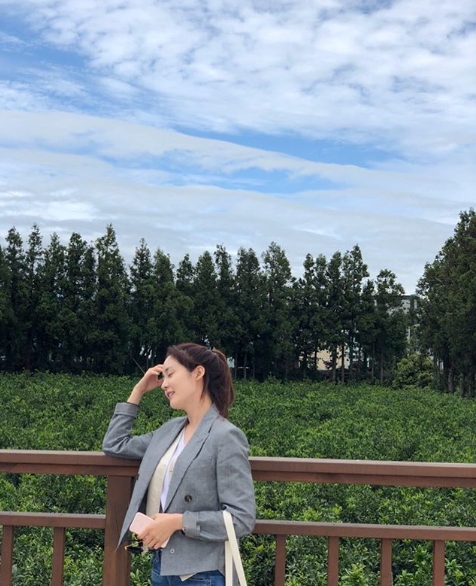 A lovely beautiful look by Original fairy Sung Yu-ri has been spotted.Sung Yu-ri posted a picture on November 11 with an article entitled I want to see the blue sky in his instagram.The photo shows Sung Yu-ri posing outdoors; more beautiful look after marriage catches the eye.kim myeong-mi
