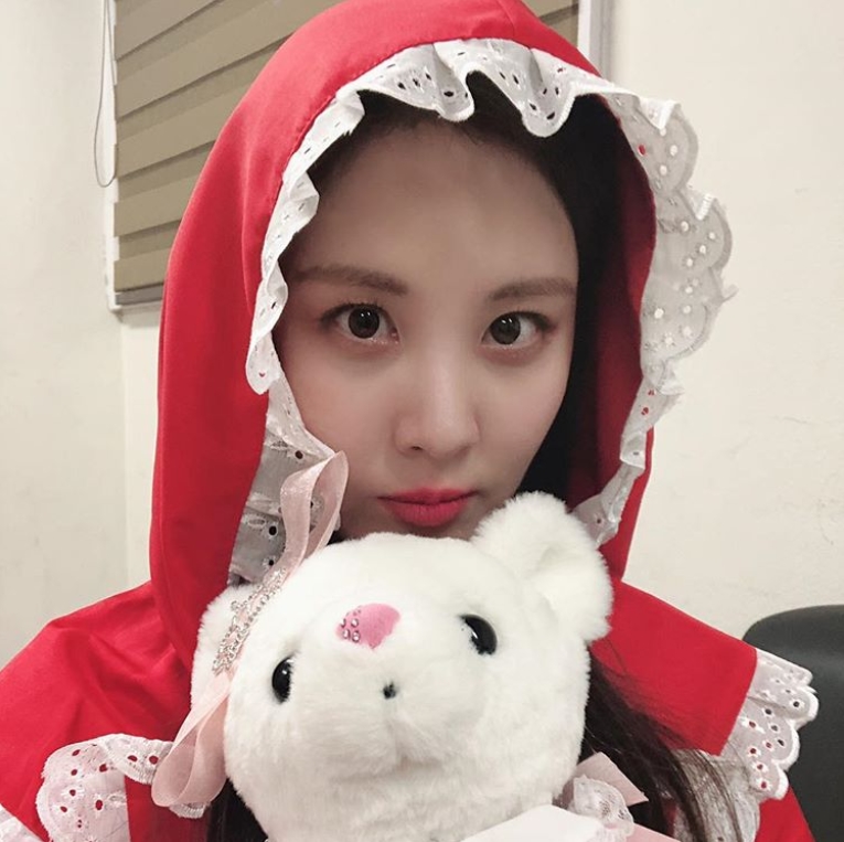 Group Girls Generation member Seohyun expressed his first solo fan meeting.On November 11, Seohyun wrote in his instagram, Thank you to everyone who came to my first solo fan meeting yesterday Memorys Seohyun. I love you.Ill give you a happy feeling. Thank you for making happy memories. The photo shows Seohyun, who turned into a red cape. Seohyun stares at the camera with a teddy bear.The clear and big eyes of Seohyun further double the pure charm.Fans who responded to the photos responded, Thank you for leaving me a precious memory, I love you, and I will do Hope (Girls Generation official fandom name) even if I am born again.