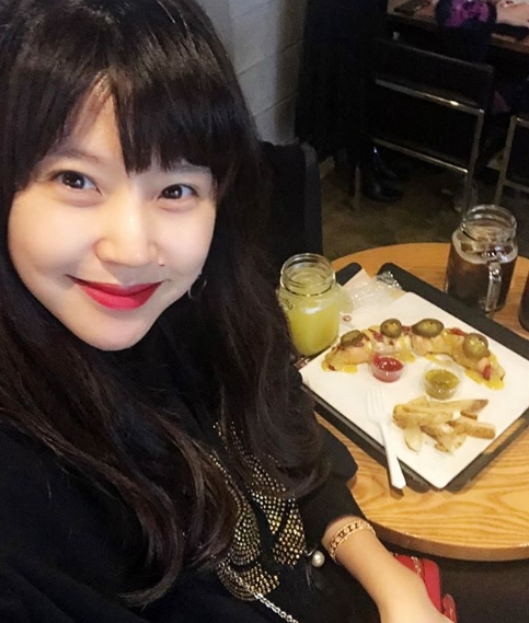 Yoon Mi Lee reveals his selfie full of it during the showActor Yoon Mi Lee posted a picture on November 11 with his Delicious Lunch in his instagram.Photos show Yon Mi Lee smiling brightly at Cafe; beauty captures Sight during Yon Mi LeeMeanwhile, Yoon Mi Lee has two daughters, Arara Rael, who is composer Ju Young-hoon and marriage in 2006.