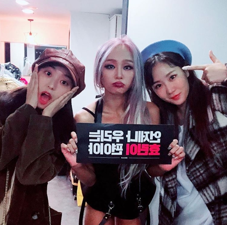 Soyou and Purple, from the group Sistar, attended the Hyolyn Concert.Purple wrote on her Instagram account on November 11, Hyolyn did well on her first solo Concert.Purple Hyolyn Soyou We Sistar and posted a picture.Inside the picture was a picture of Hyolyn holding The Closet, which read: Always were on the side of Hyolyn.Soyou and Purple are smiling brightly with Hyolyn in the middle, with three dazzling visuals and a cheerful vibe.Fans who responded to the photos responded such as Where is Dasom?, The best of Sistars righteousness and I love you this combination.delay stock