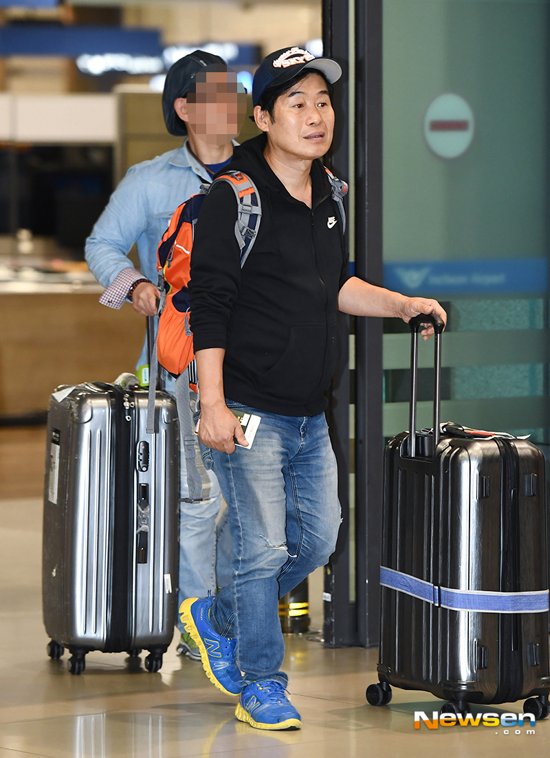 Cooking studies Lee Yeon-bok arrived at Incheon International Airports 2nd passenger terminal on the afternoon of November 11 after shooting SBS Jungles Law Northern Mariana Islands.Lee Yeon-bok walks out of the Arrival Point on the day.yun da-hee