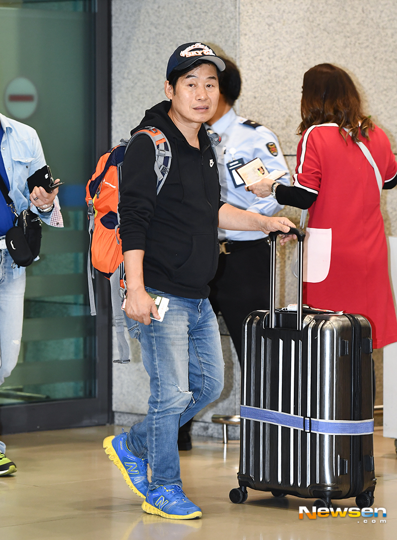 Cooking studies Lee Yeon-bok arrived at Incheon International Airports 2nd passenger terminal on the afternoon of November 11 after shooting SBS Jungles Law Northern Mariana Islands.Lee Yeon-bok walks out of the Arrival Point on the day.yun da-hee