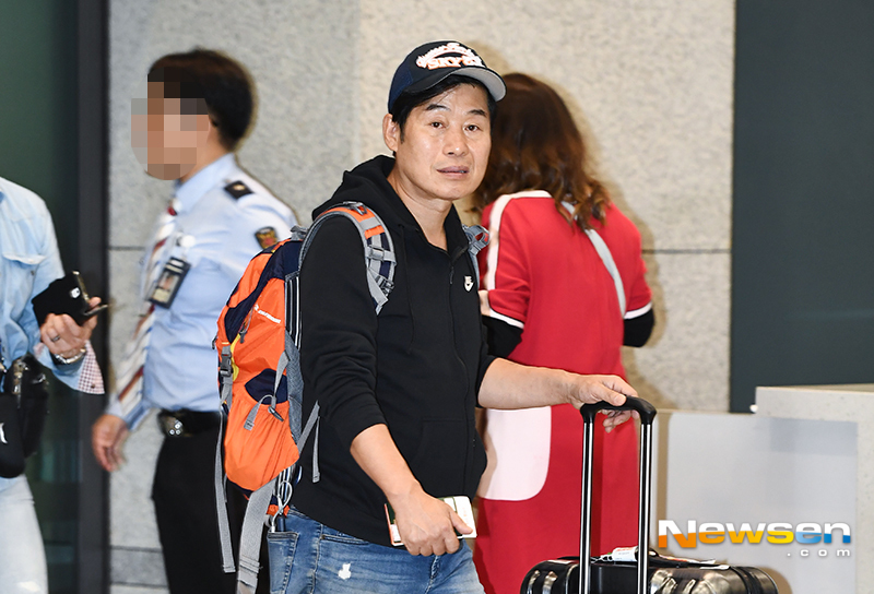 Cooking studies Lee Yeon-bok arrived at Incheon International Airports 2nd passenger terminal on the afternoon of November 11 after shooting SBS Jungles Law Northern Mariana Islands.Lee Yeon-bok walks out of the Arrival Point on the day.yun da-hee