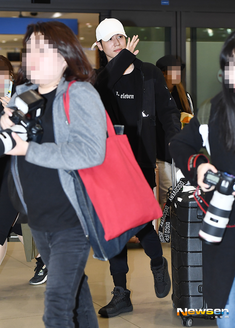 GOT7 yu-gum arrived at the Incheon International Airport Terminal 2 on the afternoon of November 11 after filming the SBS Jungles Law Northern Mariana Islands.The day is a yu-gum walking out of the Arrival Point.yun da-hee