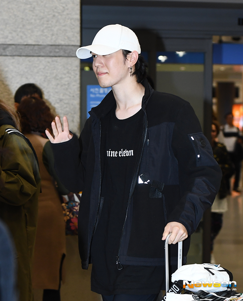 GOT7 yu-gum arrived at the Incheon International Airport Terminal 2 on the afternoon of November 11 after filming the SBS Jungles Law Northern Mariana Islands.The day is a yu-gum walking out of the Arrival Point.yun da-hee